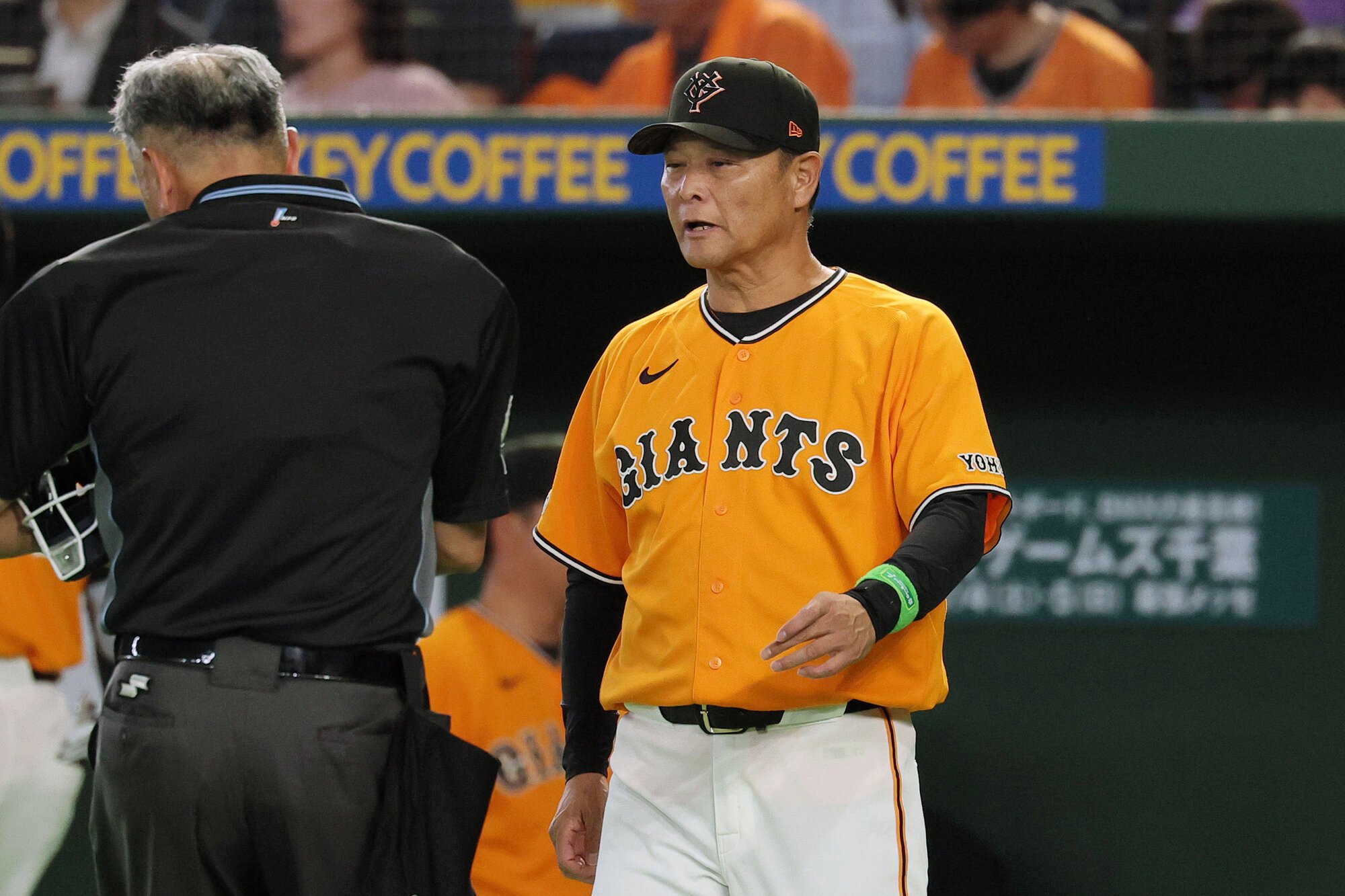四回裏を終え、投手交代を告げる巨人の橋上秀樹監督代行=瀬戸口翼撮影