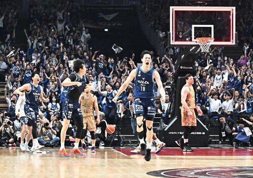 Bリーグ決勝第3戦　長崎対琉球　琉球を下し優勝を決め喜ぶ長崎の馬場雄大ら(撮影･千葉一成)