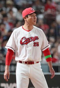 広島対ロッテ　8回表ロッテ2死一塁、投手交代を告げる新井貴浩監督(撮影･加藤孝規)