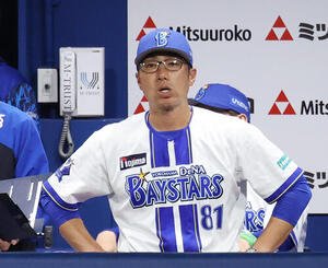 DeNA対オリックス　ベンチで厳しい表情のDeNA相川亮二監督(撮影･宮地輝)