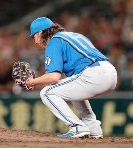 セ･パ交流戦　阪神対日本ハム1回戦　阪神対日本ハム　9回裏阪神2死満塁、伊藤大海は代打小幡竜平を空振り三振に仕留め雄たけびをあげる(撮影･上山淳一)