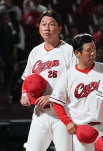 広島対ロッテ　ロッテに敗れた広島新井貴浩監督(撮影･加藤孝規)