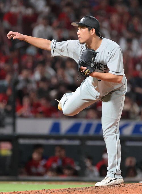 広島対ロッテ　7回裏広島、ロッテ2番手の八木彬(撮影･加藤孝規)