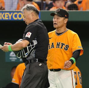 巨人対ソフトバンク　選手交代を告げる巨人橋上秀樹監督代行(撮影･野上伸悟)＝2026年5月26日