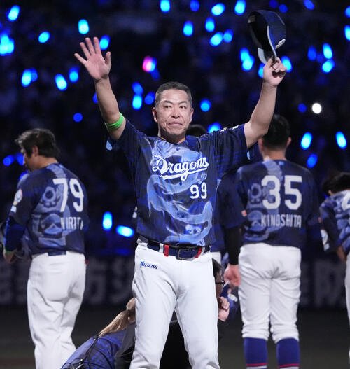 プロ野球交流戦中日対楽天　試合終了、スタンドの声援に応える井上一樹監督(撮影･森本幸一)