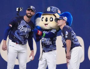 プロ野球交流戦中日対楽天　記念撮影をする、左から中日カイル･マラー、ドアラ、細川成也(撮影･森本幸一)