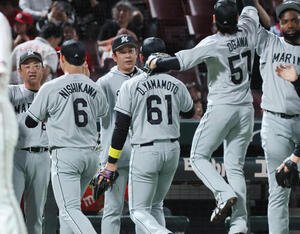 広島対ロッテ　広島に逆転勝ちし、ナインを迎えるロッテのサブロー監督(撮影･加藤孝規)