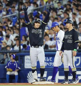 DeNA対オリックス　7回表オリックス2死満塁、2点適時打を放ちポーズをとる野口智哉(撮影･宮地輝)