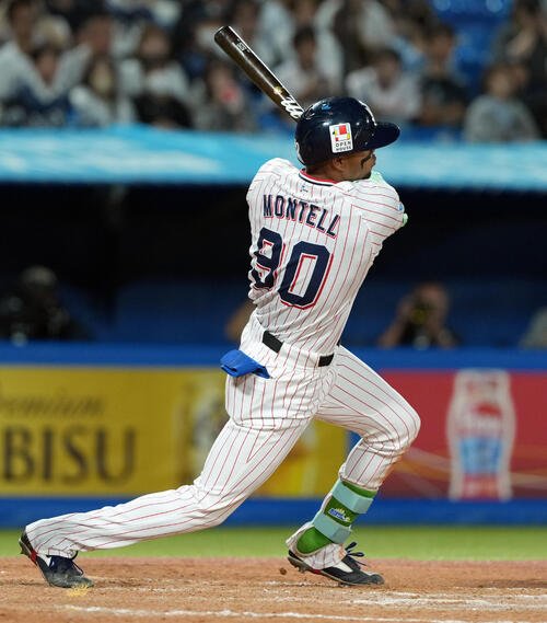 ヤクルト対西武　9回裏ヤクルト2死、同点の本塁打を放つモンテル(撮影･たえ見朱実)