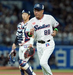 ヤクルト対西武　7回途中で、マウンドに上がり声をかけたヤクルト池山隆寛監督(撮影･たえ見朱実)＝2026年5月26日