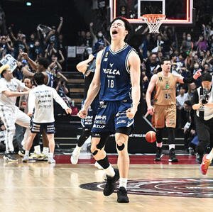 バスケBリーグ決勝第3戦　　長崎対琉球　琉球を破り、初優勝を喜ぶ長崎の馬場雄大(撮影･千葉一成)