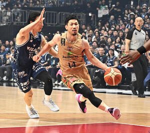 バスケBリーグ決勝第3戦　　長崎対琉球　第1Q、ドリブルで攻め込む琉球の岸本隆一(撮影･千葉一成)