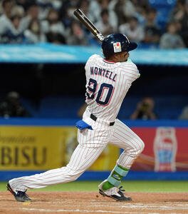 ヤクルト対西武　9回裏ヤクルト2死、同点の本塁打を放つモンテル(撮影･たえ見朱実)