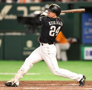 巨人対ソフトバンク　3回表ソフトバンク1死一、二塁、3点本塁打を放つ栗原陵矢(撮影･野上伸悟)