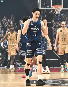 バスケBリーグ決勝第3戦　　長崎対琉球　第1Q、シュートを決め、ガッツポーズする長崎の馬場雄大(撮影･千葉一成)