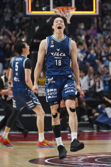 優勝を決め、喜ぶ長崎の馬場＝いずれも金居達朗撮影