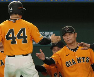 五回裏巨人1死三塁、泉口の投ゴロの間に生還した佐々木(44)を出迎える巨人の橋上監督代行(右)