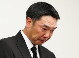 会見で大粒の涙を流す巨人阿部慎之助監督(撮影･鈴木みどり)＝2026年5月26日