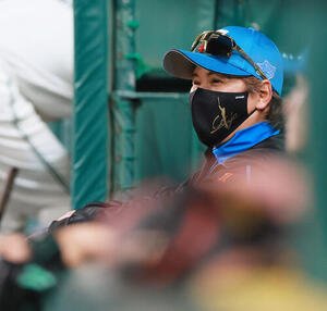 セ･パ交流戦　阪神対日本ハム1回戦　9回裏を前にグラウンドを見つめる日本ハム新庄剛志監督(撮影･上山淳一)