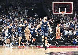 Bリーグ決勝第3戦　長崎対琉球　琉球を下し優勝を決め喜ぶ長崎の馬場雄大ら(撮影･千葉一成)