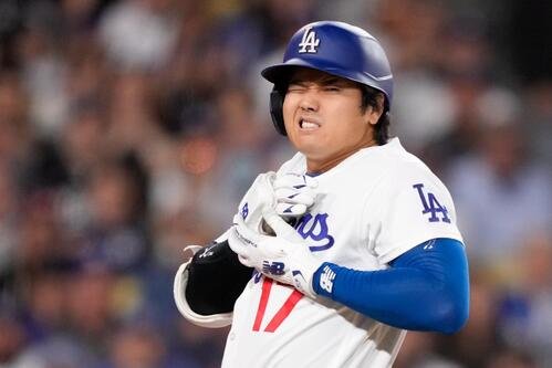 4回、右手に死球を受けたドジャース大谷(AP)
