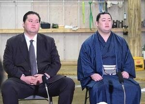 十両昇進会見を行う嵐富士(右)と伊勢ケ浜親方(撮影･山田遼太郎)