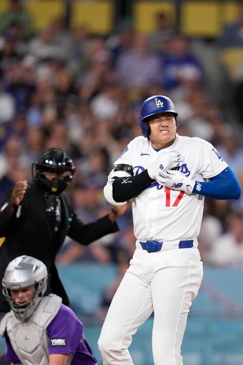 4回、右手に死球を受けたドジャース大谷(AP)