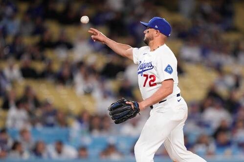 ロッキーズ戦の9回に力投するドジャース･ロハス(AP)