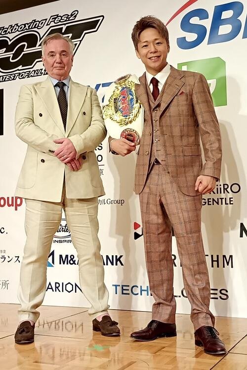 会見に出席したISKAポール･ヘネシー代表(左)と武尊氏