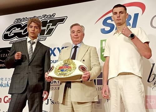ベルトをかけて戦う白鳥大珠(左)とアンソニー･ヴェレイ(右)(中央はISKAのポール･ヘネシー代表)