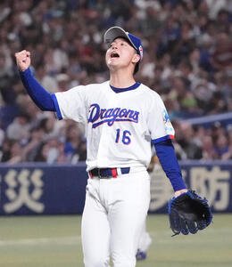 プロ野球交流戦中日対楽天　5回表楽天2死一、二塁、辰己涼介を三振に仕留めほえる桜井頼之介(撮影･森本幸一)＝2026年5月27日