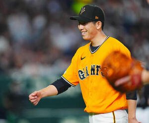交流戦　巨人対ソフトバンク　4回表ソフトバンクの攻撃を無失点に抑え笑顔を見せる巨人先発の戸郷翔征(撮影･垰建太)＝2026年5月26日