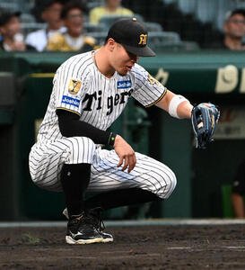 セ･パ交流戦･阪神対日本ハム2回戦　阪神対日本ハム　ファーストピッチセレモニーでパナソニックインパルス桑田理介のボールを受ける阪神佐藤輝明(撮影･石井愛子)＝2026年5月27日