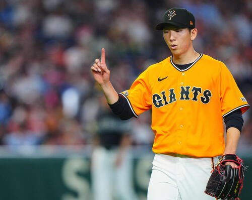 交流戦　巨人対ソフトバンク　5回表ソフトバンクの攻撃を無失点に抑え引き揚げる巨人先発の戸郷翔征(撮影･垰建太)