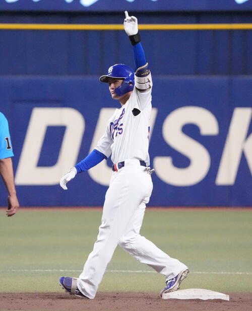 プロ野球交流戦中日対楽天　5回裏中日2死二、三塁、2点適時二塁打を放ちベンチへ向かってアピールする石川昂弥(撮影･森本幸一)