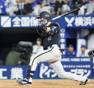 DeNA対オリックス　5回表オリックス2死満塁、適時打を放つ若月健矢(撮影･宮地輝)