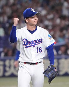 プロ野球交流戦中日対楽天　6回表楽天2死一塁、中島大輔を二飛に打ちとりガッツポーズをする桜井頼之介(撮影･森本幸一)