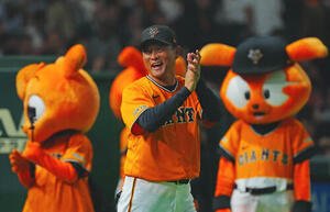 交流戦　巨人対ソフトバンク　ソフトバンクに勝利し笑顔で手をたたく巨人橋上秀樹監督代行(撮影･垰建太)