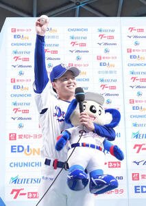 プロ野球交流戦中日対楽天　お立ち台で勝利球を掲げる桜井頼之介(撮影･森本幸一)