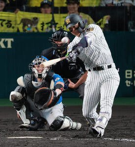 セ･パ交流戦　阪神対日本ハム2回戦　阪神対日本ハム　5回裏阪神2死、森下翔太はソロ本塁打を放つ(撮影･上山淳一)