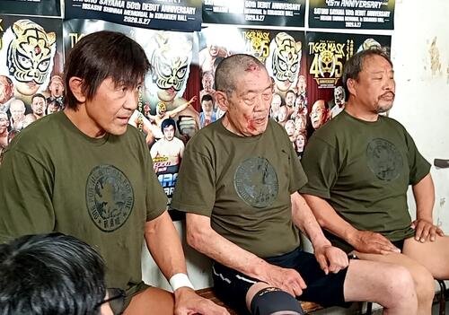 バックステージでコメントする(左から)船木誠勝、藤原喜明、石川雄規