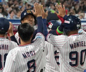 ヤクルト対西武　8回裏ヤクルト1死一塁、同点2点本塁打を放ったドミンゴ･サンタナ(撮影･たえ見朱実)＝2026年5月27日
