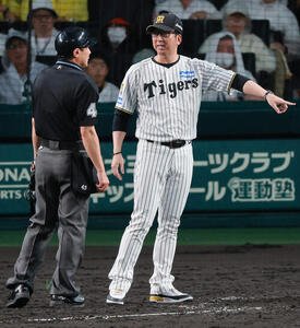 セ･パ交流戦　阪神対日本ハム2回戦　阪神対日本ハム　5回表日本ハム2死一、三塁、捕手坂本誠志郎の悪送球について抗議する藤川球児監督(右)(撮影･上山淳一)