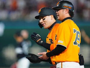 交流戦　巨人対ソフトバンク　3回表巨人1死一、三塁、適時打を放ちベンチに笑顔を見せる丸佳浩(撮影･垰建太)