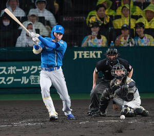 セ･パ交流戦　阪神対日本ハム2回戦　阪神対日本ハム　5回表日本ハム2死一、二塁、加藤貴之は適時打を放つ(撮影･上山淳一)