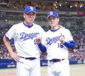 プロ野球交流戦中日対楽天　試合終了、桜井頼之介(右)はプロ初勝利を挙げ勝利球を手に井上一樹監督と写真に納まる(撮影･森本幸一)