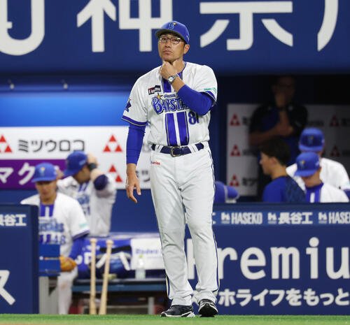DeNA対オリックス　8回表、選手交代を告げに行くDeNA相川亮二監督(撮影･宮地輝)＝2026年5月27日