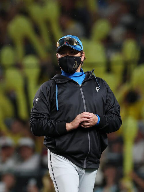 阪神対日本ハム　7回表を終え、選手交代を告げた日本ハム新庄剛志監督(撮影･前田充)