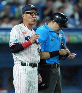 ヤクルト対西武　10回表、選手の交代を告げるヤクルト池山隆寛監督(撮影･たえ見朱実)