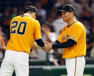 巨人対ソフトバンク　勝利を喜ぶ巨人戸郷翔征(左)と橋上秀樹監督代行(撮影･野上伸悟)